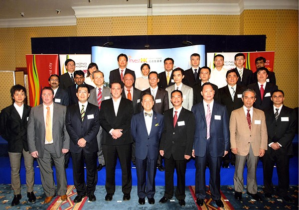 創(chuàng)始人唐九勝先生與時(shí)任香港特區(qū)行政長官曾蔭權(quán)先生及企業(yè)代表合影