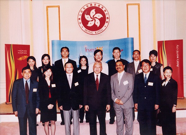 創(chuàng)始人唐九勝先生于時(shí)任香港特區(qū)行政長官董建華先生及企業(yè)代表合影